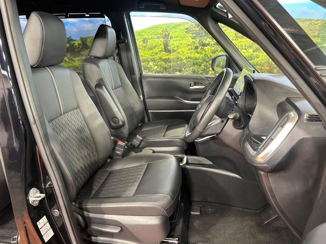 運転席まわりには十分なスペースがあり、大柄な方でもゆったり運転していただける環境です。