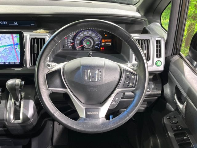 �C���e���A�ɍ��킹���f�U�C���̃X�e�A�����O�́A�^�]�������̂��Ƃ��l���A�^�]���₷���`��A�傫���ł��B�����x�A���ۂɐG���Ă��m���߂��������B