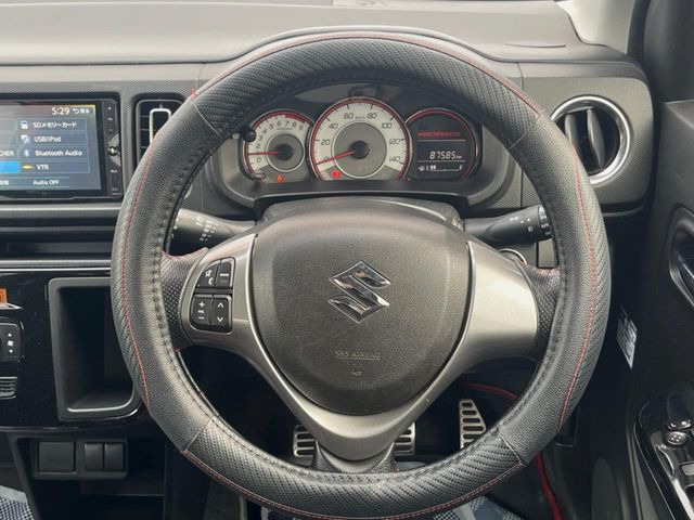 �y�X�e�A�����O�X�C�b�`�z�^�]���A�O������ڐ������炷���ƂȂ��A�I�[�f�B�I���̑��삪�\�ȕ֗��@�\!���S&���K�ȃh���C�u�����o���Ă���܂���