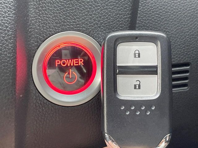 �yHonda�X�}�[�g�L�[�z�J�o����|�P�b�g�ɓ��ꂽ�܂܂ł��h�A�̎{���E�������\�ȃX�}�[�g�L�[�𑕔��B�G���W���̃I���E�I�t�����J�M�����o���K�v����������Ƃ��Ă��֗��ł���