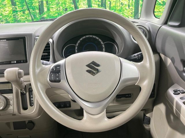 �C���e���A�ɍ��킹���f�U�C���̃X�e�A�����O�́A�^�]�������̂��Ƃ��l���A�^�]���₷���`��A�傫���ł��B�����x�A���ۂɐG���Ă��m���߂��������B