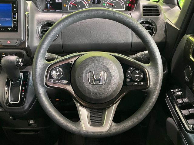 インテリアに合わせたデザインのステアリングは、運転される方のことも考え、運転しやすい形状、大きさです。是非一度、実際に触ってお確かめください。