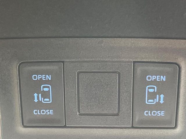 【両側パワースライドドア】スマートキーや運転席のスイッチで後席両側スライドドアの開閉が可能♪電動だから力を入れてドアを開ける必要が無く、小さなお子様でも簡単に開け閉めでき快適です♪