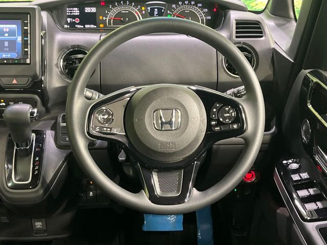 インテリアに合わせたデザインのステアリングは、運転される方のことも考え、運転しやすい形状、大きさです。是非一度、実際に触ってお確かめください。