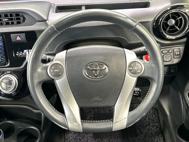 �C���e���A�ɍ��킹���f�U�C���̃X�e�A�����O�́A�^�]�������̂��Ƃ��l���A�^�]���₷���`��A�傫���ł��B�����x�A���ۂɐG���Ă��m���߂��������B