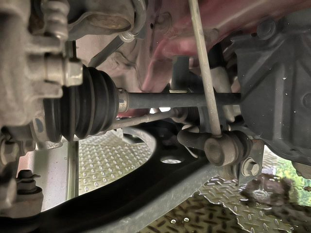お車を安心してお乗りいただく為には、足回りの定期点検が欠かせません。サービスサポート(有償保証)では無料点検もご提供しており、安心のカーライフをお過ごしいただけるサポート体制が整っています。