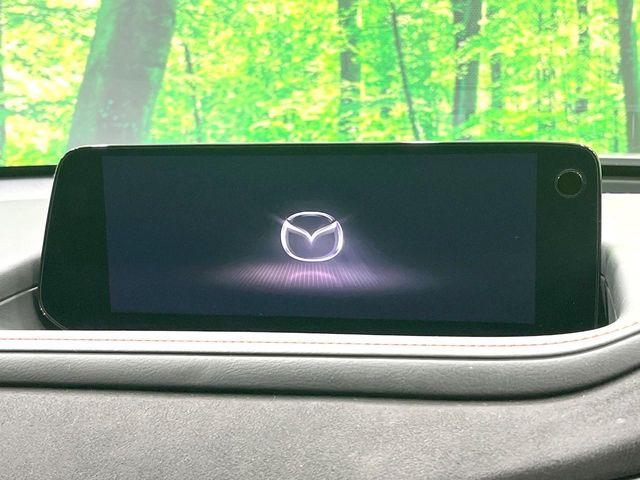 【10.25インチマツダコネクト】車内の雰囲気にマッチした大型ディスプレイ。スマホ接続でのナビ使用やBluetooth再生等、様々な機能が楽しめます。直感的なダイヤル操作が可能で、使い勝手も良好です。