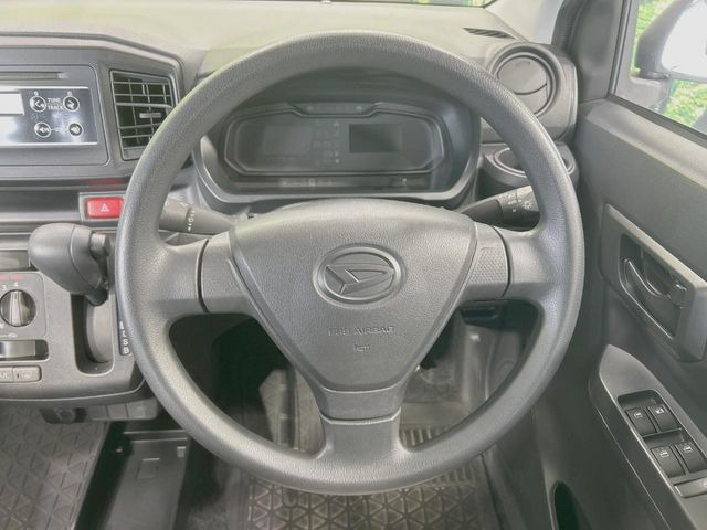 インテリアに合わせたデザインのステアリングは、運転される方のことも考え、運転しやすい形状、大きさです。是非一度、実際に触ってお確かめください。