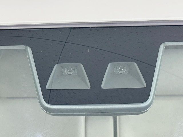 【スマートアシスト】走行中に前方の車両等を認識し、衝突しそうな時は警報とブレーキで衝突回避と被害軽減をアシスト。より安全にドライブをお楽しみいただけます。