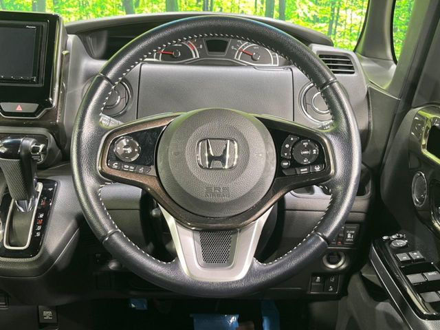 インテリアに合わせたデザインのステアリングは、運転される方のことも考え、運転しやすい形状、大きさです。是非一度、実際に触ってお確かめください。
