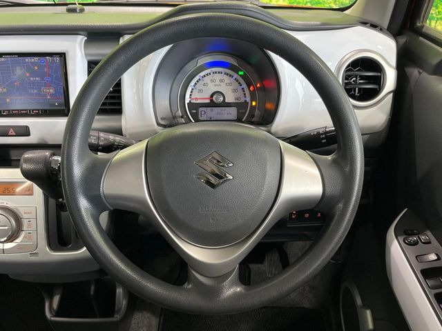 �C���e���A�ɍ��킹���f�U�C���̃X�e�A�����O�́A�^�]�������̂��Ƃ��l���A�^�]���₷���`��A�傫���ł��B�����x�A���ۂɐG���Ă��m���߂��������B