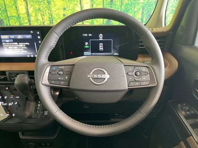 �C���e���A�ɍ��킹���f�U�C���̃X�e�A�����O�́A�^�]�������̂��Ƃ��l���A�^�]���₷���`��A�傫���ł��B�����x�A���ۂɐG���Ă��m���߂��������B