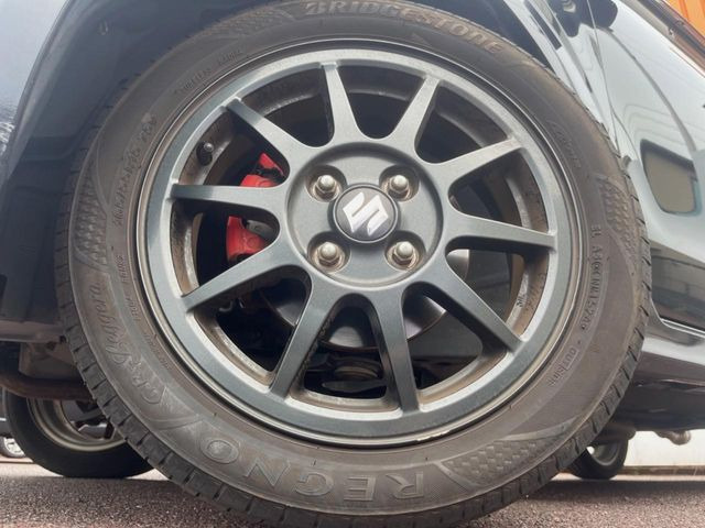 �y����15�C���`�A���~�z�C�[���z�O�ςɃ}�b�`���������A���~�z�C�[���𑕒����Ă���܂��B�e��ЊO�A���~�z�C�[����A�X�^�b�h���X�^�C�����戵�����Ă���܂��B���񂲑��k����������