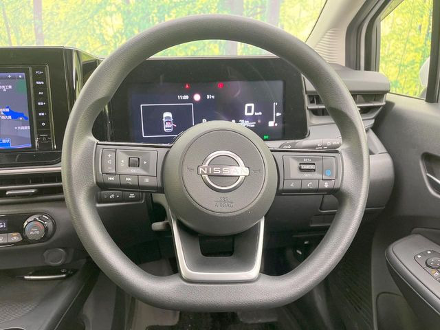 �C���e���A�ɍ��킹���f�U�C���̃X�e�A�����O�́A�^�]�������̂��Ƃ��l���A�^�]���₷���`��A�傫���ł��B�����x�A���ۂɐG���Ă��m���߂��������B