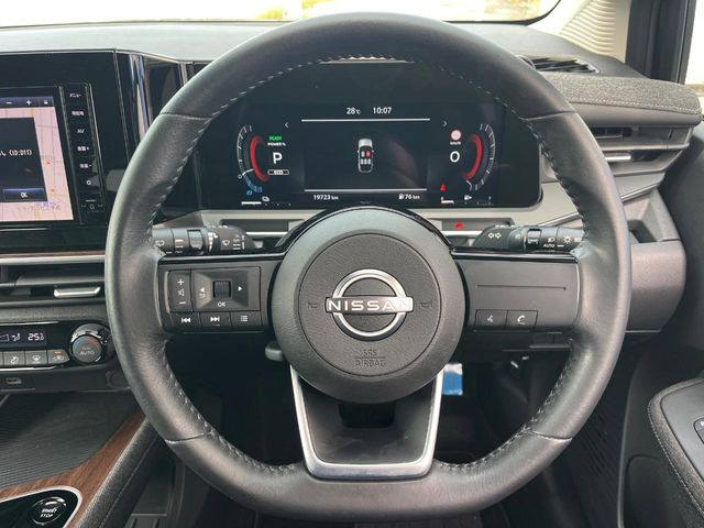 インテリアに合わせたデザインのステアリングは、運転される方のことも考え、運転しやすい形状、大きさです。是非一度、実際に触ってお確かめください。