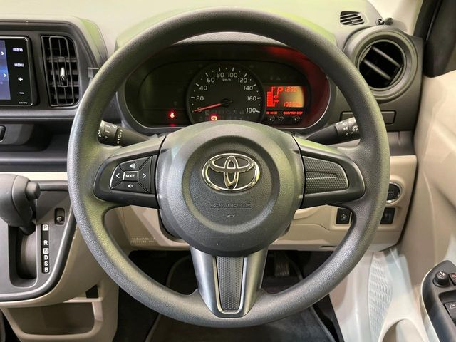 �C���e���A�ɍ��킹���f�U�C���̃X�e�A�����O�́A�^�]�������̂��Ƃ��l���A�^�]���₷���`��A�傫���ł��B�����x�A���ۂɐG���Ă��m���߂��������B