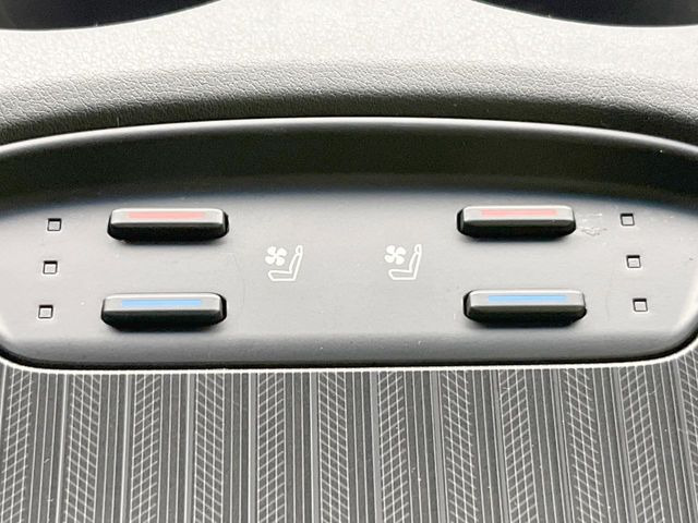 【シートヒーター&ベンチレーション】夏場は涼しい風でお尻や背中の熱やムレを防ぎ、冬はエアコンよりも早く温まってポカポカに!季節を問わず快適に過ごせます。