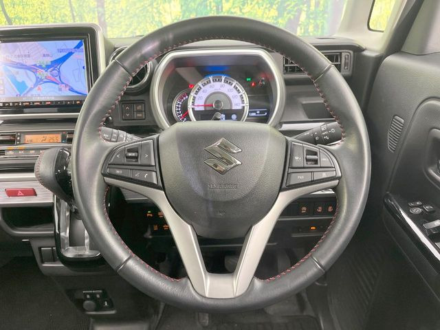 �C���e���A�ɍ��킹���f�U�C���̃X�e�A�����O�́A�^�]�������̂��Ƃ��l���A�^�]���₷���`��A�傫���ł��B�����x�A���ۂɐG���Ă��m���߂��������B