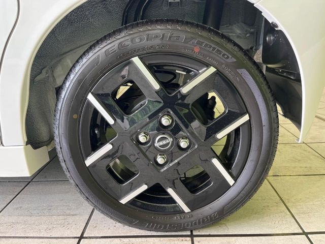 �y����15�C���`�A���~�z�C�[���z�O�ςɃ}�b�`���������A���~�z�C�[���𑕒����Ă���܂��B�e��ЊO�A���~�z�C�[����A�X�^�b�h���X�^�C�����戵�����Ă���܂��B���񂲑��k����������