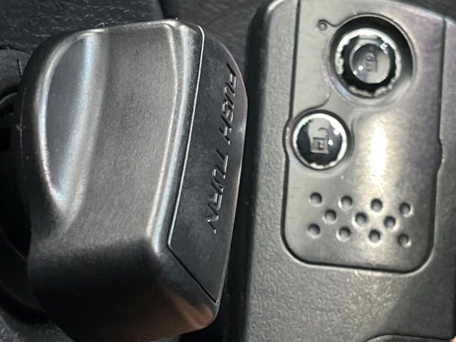 �yHonda�X�}�[�g�L�[�z�J�o����|�P�b�g�ɓ��ꂽ�܂܂ł��h�A�̎{���E�������\�ȃX�}�[�g�L�[�𑕔��B�G���W���̃I���E�I�t�����J�M�����o���K�v����������Ƃ��Ă��֗��ł���
