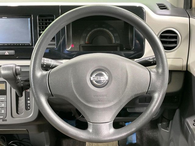 �C���e���A�ɍ��킹���f�U�C���̃X�e�A�����O�́A�^�]�������̂��Ƃ��l���A�^�]���₷���`��A�傫���ł��B�����x�A���ۂɐG���Ă��m���߂��������B