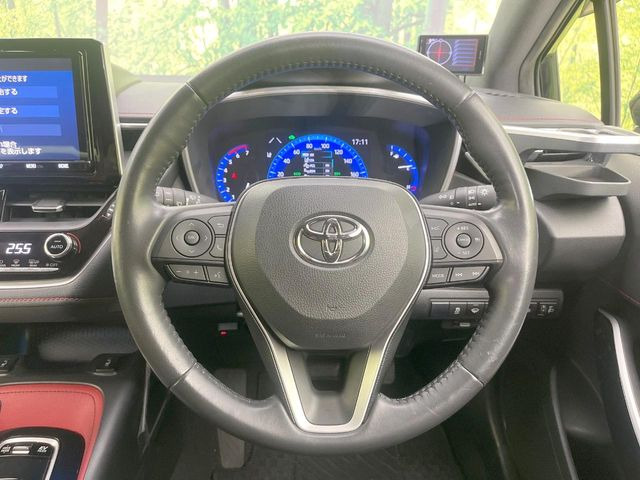 �C���e���A�ɍ��킹���f�U�C���̃X�e�A�����O�́A�^�]�������̂��Ƃ��l���A�^�]���₷���`��A�傫���ł��B�����x�A���ۂɐG���Ă��m���߂��������B