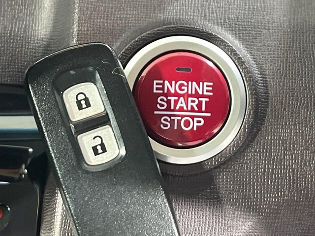 �yHonda�X�}�[�g�L�[�z�J�o����|�P�b�g�ɓ��ꂽ�܂܂ł��h�A�̎{���E�������\�ȃX�}�[�g�L�[�𑕔��B�G���W���̃I���E�I�t�����J�M�����o���K�v����������Ƃ��Ă��֗��ł���
