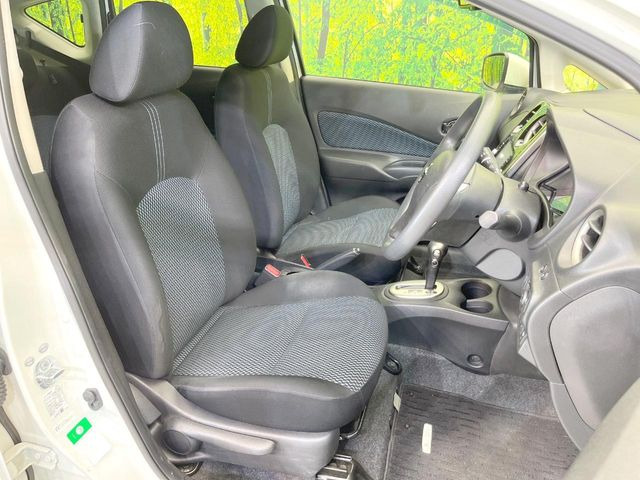 運転席まわりには十分なスペースがあり、大柄な方でもゆったり運転していただける環境です。