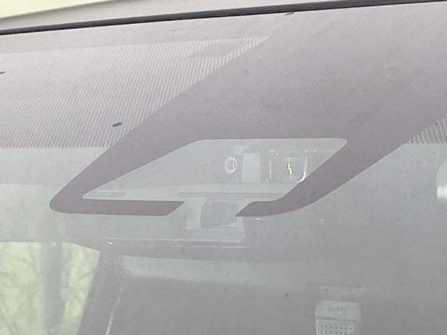 【トヨタセーフティセンス】走行中に前方の車両等を認識し、衝突しそうな時は警報とブレーキで衝突回避と被害軽減をアシスト。より安全にドライブをお楽しみいただけます。