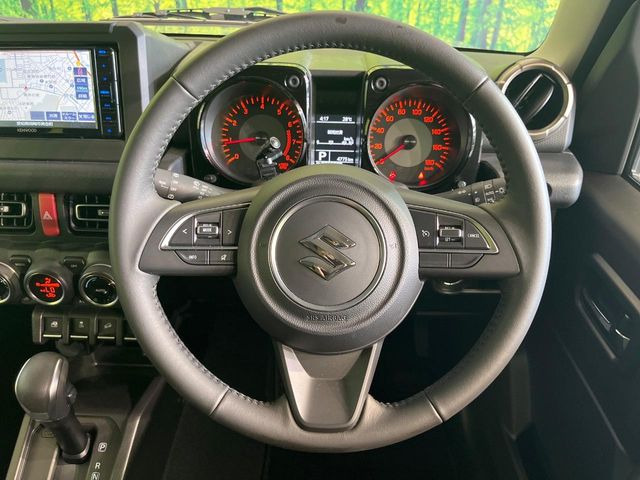 �C���e���A�ɍ��킹���f�U�C���̃X�e�A�����O�́A�^�]�������̂��Ƃ��l���A�^�]���₷���`��A�傫���ł��B�����x�A���ۂɐG���Ă��m���߂��������B
