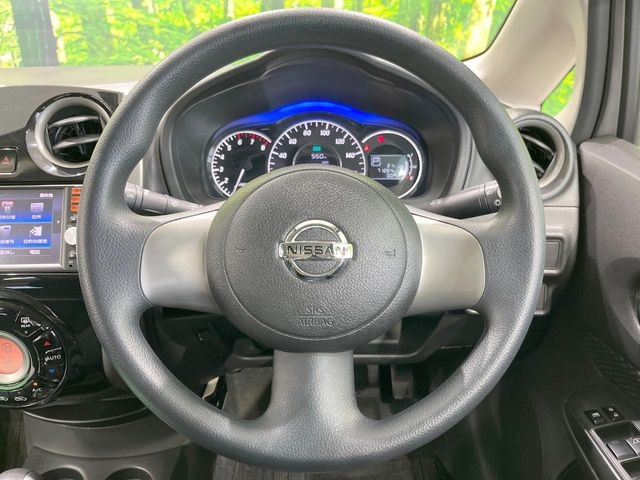 �C���e���A�ɍ��킹���f�U�C���̃X�e�A�����O�́A�^�]�������̂��Ƃ��l���A�^�]���₷���`��A�傫���ł��B�����x�A���ۂɐG���Ă��m���߂��������B