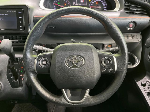 インテリアに合わせたデザインのステアリングは、運転される方のことも考え、運転しやすい形状、大きさです。是非一度、実際に触ってお確かめください。