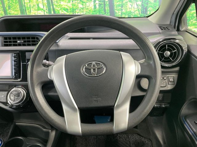 �C���e���A�ɍ��킹���f�U�C���̃X�e�A�����O�́A�^�]�������̂��Ƃ��l���A�^�]���₷���`��A�傫���ł��B�����x�A���ۂɐG���Ă��m���߂��������B