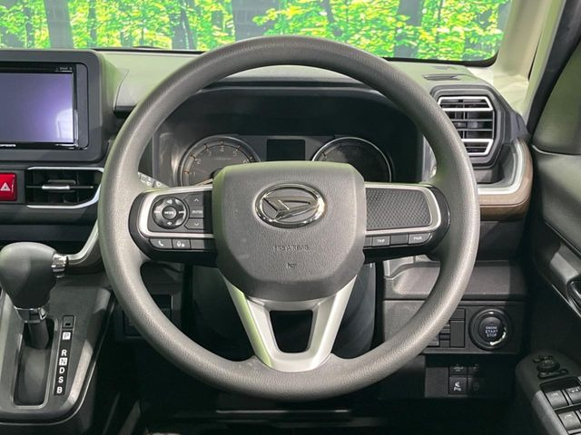 �C���e���A�ɍ��킹���f�U�C���̃X�e�A�����O�́A�^�]�������̂��Ƃ��l���A�^�]���₷���`��A�傫���ł��B�����x�A���ۂɐG���Ă��m���߂��������B