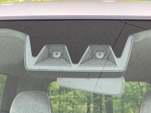 【スマートアシスト】走行中に前方の車両等を認識し、衝突しそうな時は警報とブレーキで衝突回避と被害軽減をアシスト。より安全にドライブをお楽しみいただけます。