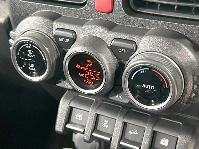 【オートエアコン】一度お好みの温度に設定すれば、車内の温度を検知し風量や温度を自動で調整。暑い&hellip;寒い&hellip;と何度もスイッチ操作をする必要はありません。快適な車内空間には必須の機能ですね♪