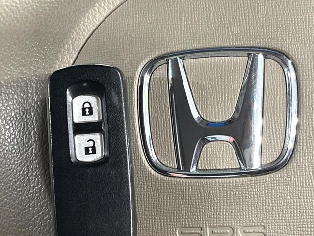 �yHonda�X�}�[�g�L�[�z�J�o����|�P�b�g�ɓ��ꂽ�܂܂ł��h�A�̎{���E�������\�ȃX�}�[�g�L�[�𑕔��B�G���W���̃I���E�I�t�����J�M�����o���K�v����������Ƃ��Ă��֗��ł���