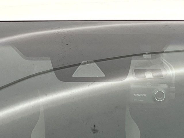 【プリクラッシュセーフティ】前方の車両等を検知し、衝突しそうな時は警報で注意を促し、ブレーキを踏む力をサポート。ブレーキを踏めなかった場合は衝突被害軽減ブレーキが作動、衝突回避をサポートします。