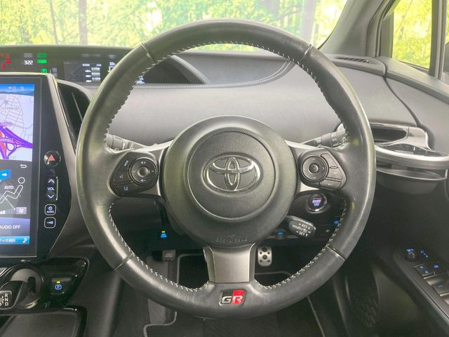 �C���e���A�ɍ��킹���f�U�C���̃X�e�A�����O�́A�^�]�������̂��Ƃ��l���A�^�]���₷���`��A�傫���ł��B�����x�A���ۂɐG���Ă��m���߂��������B