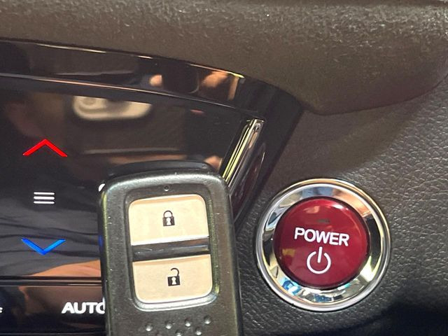 �yHonda�X�}�[�g�L�[�z�J�o����|�P�b�g�ɓ��ꂽ�܂܂ł��h�A�̎{���E�������\�ȃX�}�[�g�L�[�𑕔��B�G���W���̃I���E�I�t�����J�M�����o���K�v����������Ƃ��Ă��֗��ł���