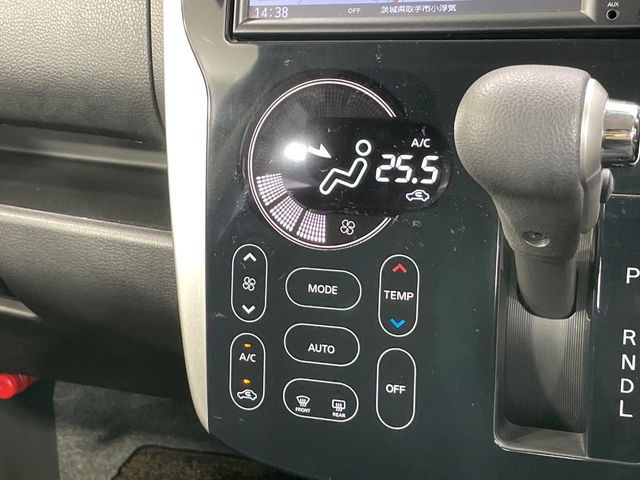 【オートエアコン】一度お好みの温度に設定すれば、車内の温度を検知し風量や温度を自動で調整。暑い&hellip;寒い&hellip;と何度もスイッチ操作をする必要はありません。快適な車内空間には必須の機能ですね♪