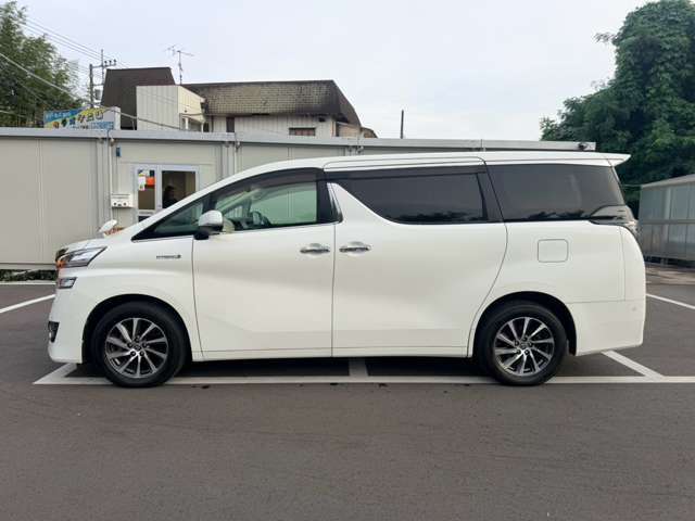 当店在庫は外装、内装クリーニング後に展示し、併せて事故修復歴の有無、メーター改ざん歴の有無も第三者機関による検査を全台実施しております。車検、整備、鈑金塗装も自社で対応できますのでご安心ください。