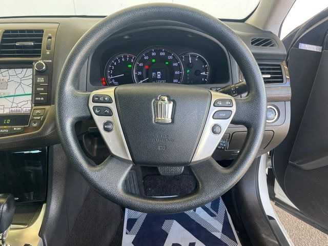 �C���e���A�ɍ��킹���f�U�C���̃X�e�A�����O�́A�^�]�������̂��Ƃ��l���A�^�]���₷���`��A�傫���ł��B�����x�A���ۂɐG���Ă��m���߂��������B