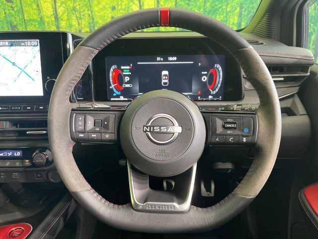 インテリアに合わせたデザインのステアリングは、運転される方のことも考え、運転しやすい形状、大きさです。是非一度、実際に触ってお確かめください。