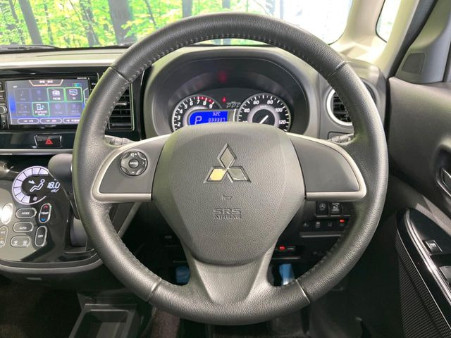 �C���e���A�ɍ��킹���f�U�C���̃X�e�A�����O�́A�^�]�������̂��Ƃ��l���A�^�]���₷���`��A�傫���ł��B�����x�A���ۂɐG���Ă��m���߂��������B