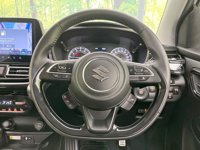 �C���e���A�ɍ��킹���f�U�C���̃X�e�A�����O�́A�^�]�������̂��Ƃ��l���A�^�]���₷���`��A�傫���ł��B�����x�A���ۂɐG���Ă��m���߂��������B