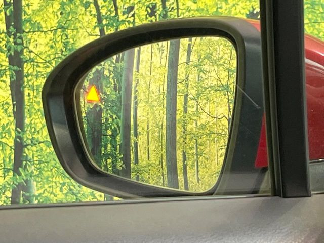 【後方車輛検知】走行中、ドアミラーの死角になりやすい箇所に後続車が接近するとサイドミラー付近に警告を表示、ドライバーに注意喚起をしてくれます。