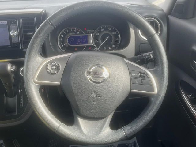 �C���e���A�ɍ��킹���f�U�C���̃X�e�A�����O�́A�^�]�������̂��Ƃ��l���A�^�]���₷���`��A�傫���ł��B�����x�A���ۂɐG���Ă��m���߂��������B