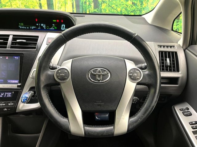 �C���e���A�ɍ��킹���f�U�C���̃X�e�A�����O�́A�^�]�������̂��Ƃ��l���A�^�]���₷���`��A�傫���ł��B�����x�A���ۂɐG���Ă��m���߂��������B