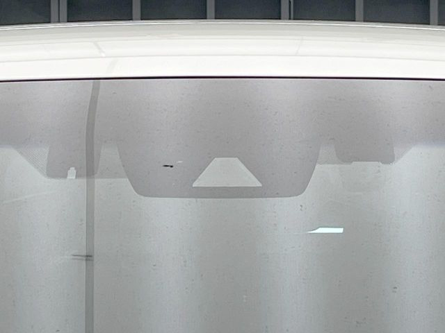【プリクラッシュセーフティ】前方の車両等を検知し、衝突しそうな時は警報で注意を促し、ブレーキを踏む力をサポート。ブレーキを踏めなかった場合は衝突被害軽減ブレーキが作動、衝突回避をサポートします。